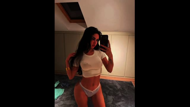 Ece Ronay Yeni İfşa — Seffaf Crop Mavi Tanga Kalça Selfie