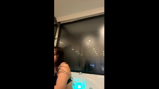 Jakuzide İslak Bikiniyle Göğüslerini Okşuyor — Gizem Savage Türk İfşa