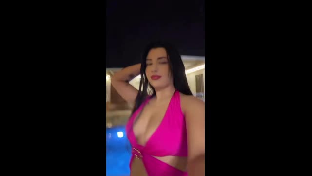 Gozde Akgul Yeni İfşa — Havuz Kenari Gogsunu - HD Porno İzle