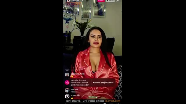Naz Mila İfşa — Kırmızı Gecelik Dekolte Açıyor - Türk İfşa Videoları