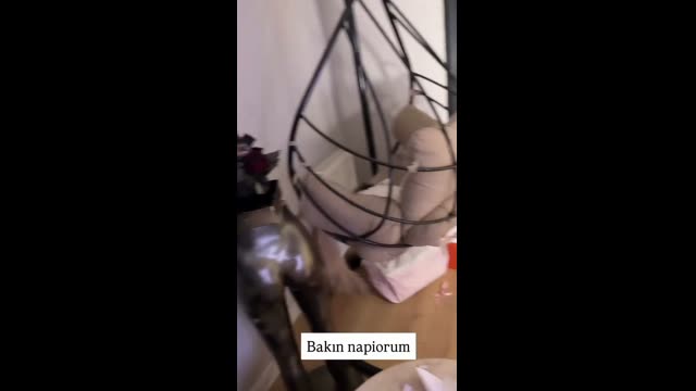 Pembe Bustiyerle Göğüslerini One Çıkarıyor · - Türk İfşa Videoları
