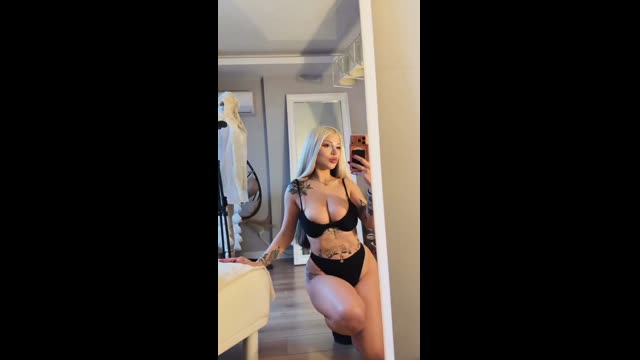 Aynada Siyah Tanga İle Squat Yapiyor — Seyma - Türk Porno